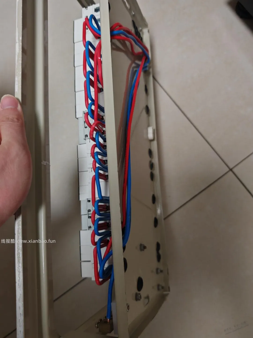 自装每一步都踩坑，到改水电这步装电箱放炮了，吧里彦祖帮看看 - 线报酷